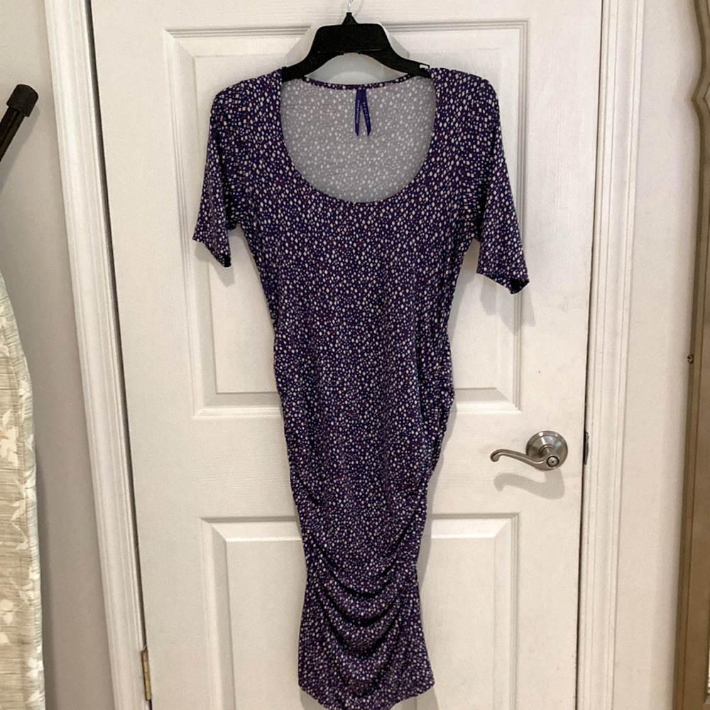 Seraphine women’s maternity dress in size 6. Overall length 39.5 inches.